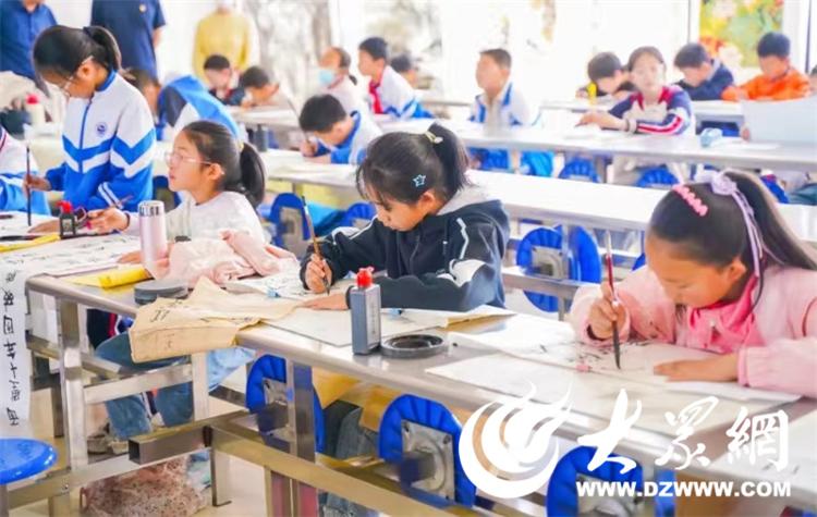 海阳市举行2024年中小学“综合艺术教育月”活动文艺汇演(图2)