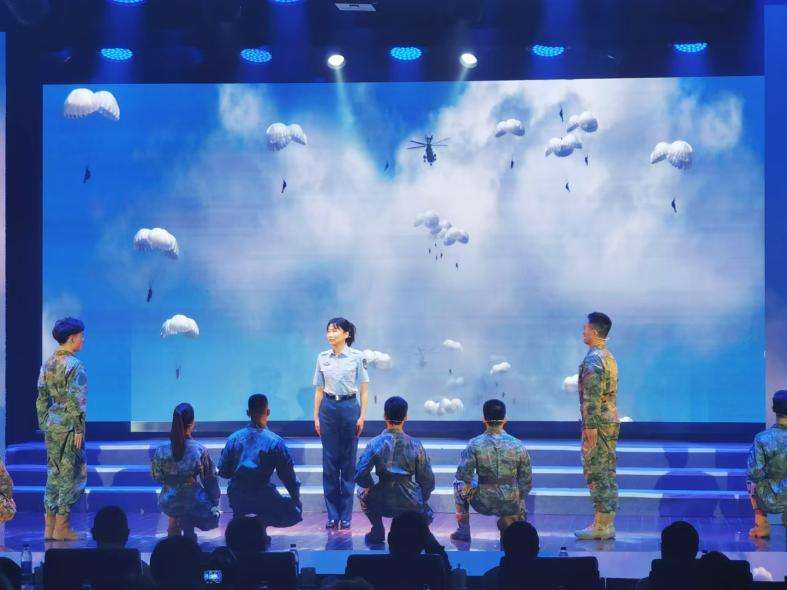 2024年“讲好华科大故事”文化成果展演举行(图2) 2024年“讲好华科大故事”文化成果展演举行(图2)