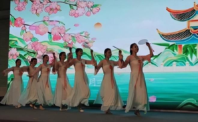 “童趣六一欢乐无限”庞家镇中心幼儿园庆六一文艺汇演活动(图2) “童趣六一欢乐无限”庞家镇中心幼儿园庆六一文艺汇演活动(图2)