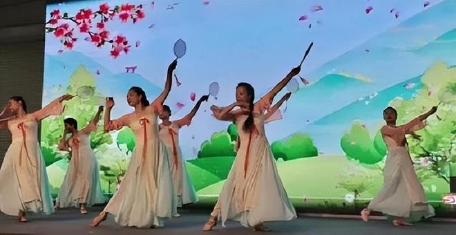 “童趣六一欢乐无限”庞家镇中心幼儿园庆六一文艺汇演活动(图3) “童趣六一欢乐无限”庞家镇中心幼儿园庆六一文艺汇演活动(图3)