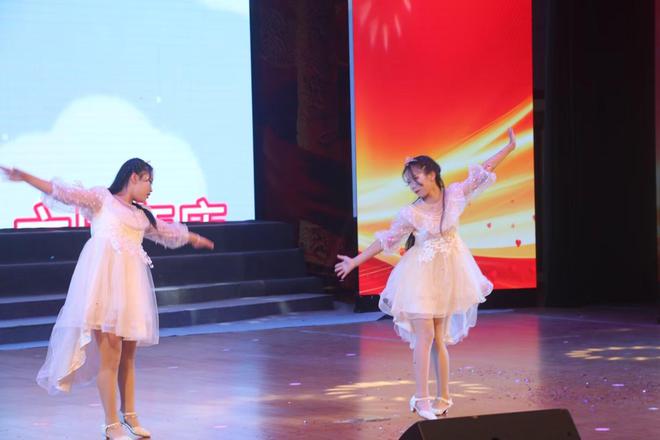 鄂州“文艺进校园”暨睿星艺术培训学校六周年庆文艺汇演精彩纷呈(图12) 鄂州“文艺进校园”暨睿星艺术培训学校六周年庆文艺汇演精彩纷呈(图12)