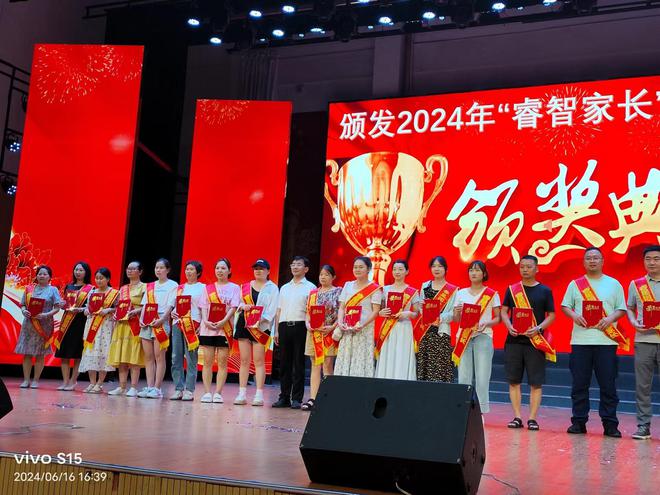鄂州“文艺进校园”暨睿星艺术培训学校六周年庆文艺汇演精彩纷呈(图8) 鄂州“文艺进校园”暨睿星艺术培训学校六周年庆文艺汇演精彩纷呈(图8)