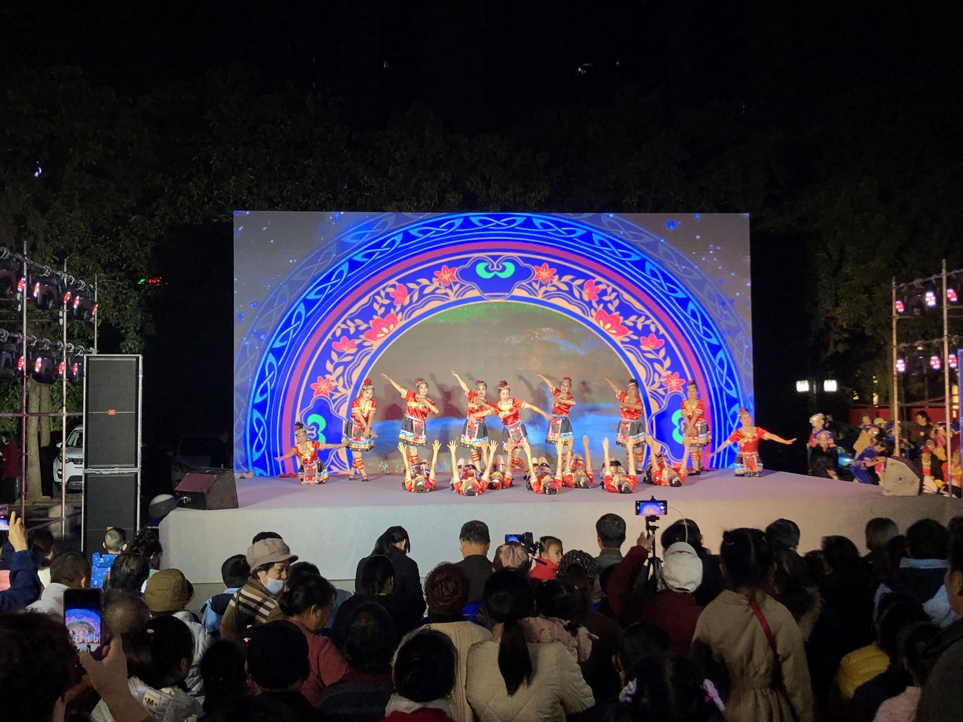唱响民族团结美好生活 “幸福嘹嘹啰”2024年南宁市文化迎新系列活动走进蟠龙社区(图2)
