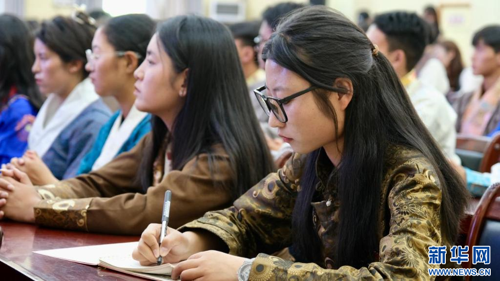 新声无限——2024年新华社进校园活动走进西藏藏医药大学(图6) 新声无限——2024年新华社进校园活动走进西藏藏医药大学(图6)