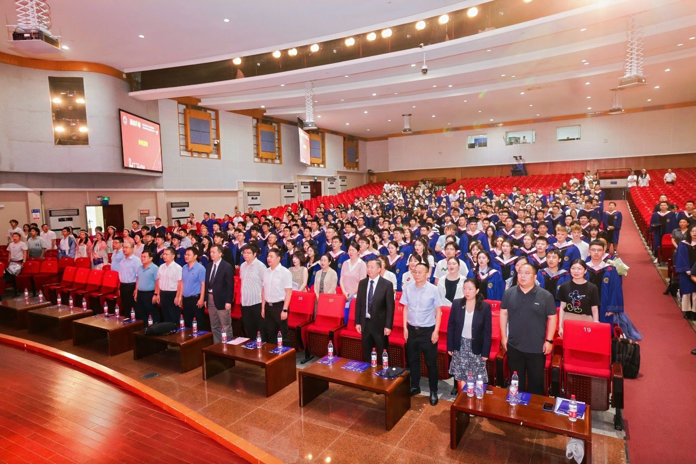 “管贤乐章”——管理学院举行2024届毕业典礼暨文艺汇演(图2) “管贤乐章”——管理学院举行2024届毕业典礼暨文艺汇演(图2)