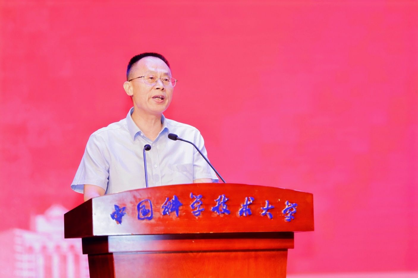 “管贤乐章”——管理学院举行2024届毕业典礼暨文艺汇演(图6) “管贤乐章”——管理学院举行2024届毕业典礼暨文艺汇演(图6)