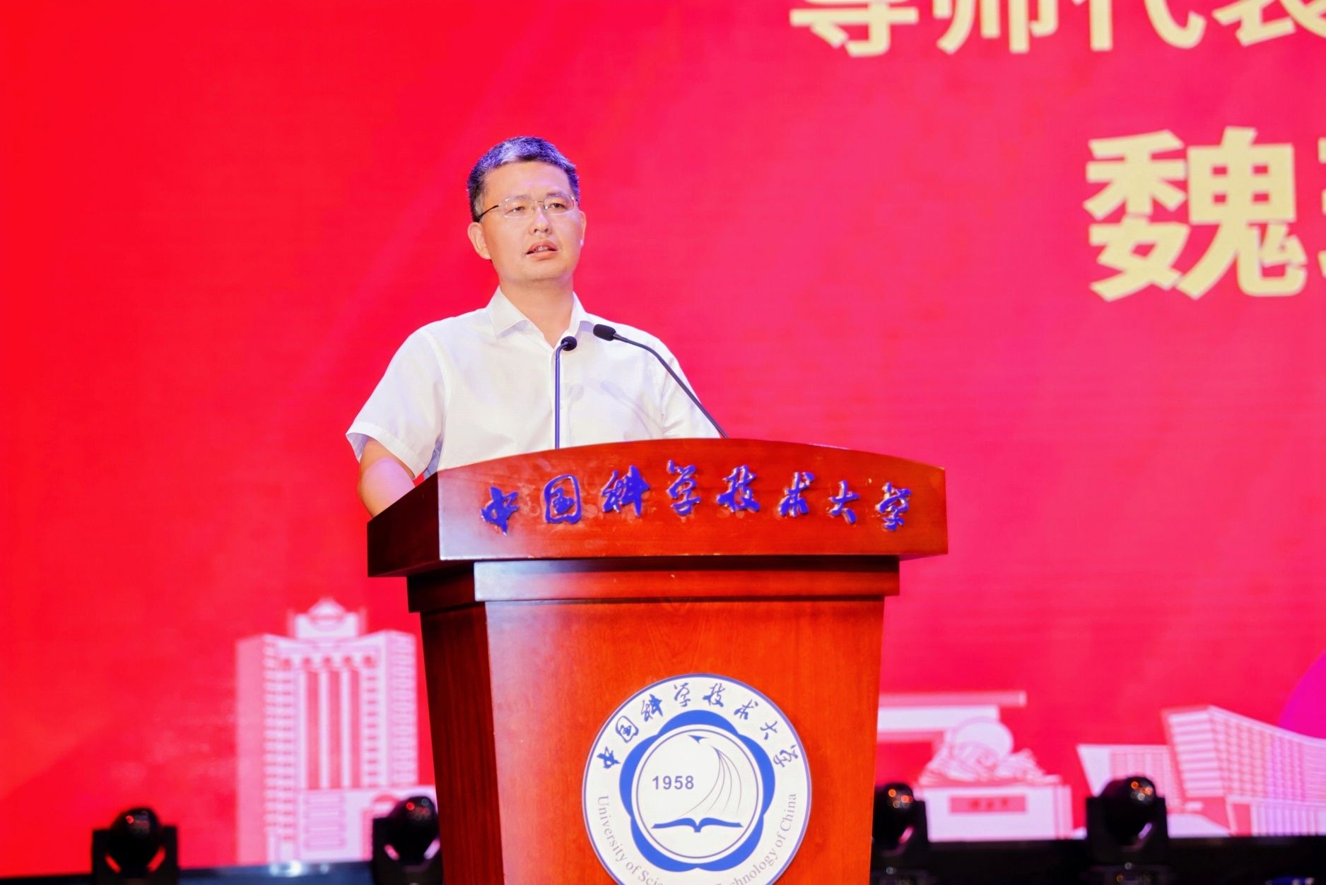 “管贤乐章”——管理学院举行2024届毕业典礼暨文艺汇演(图5) “管贤乐章”——管理学院举行2024届毕业典礼暨文艺汇演(图5)