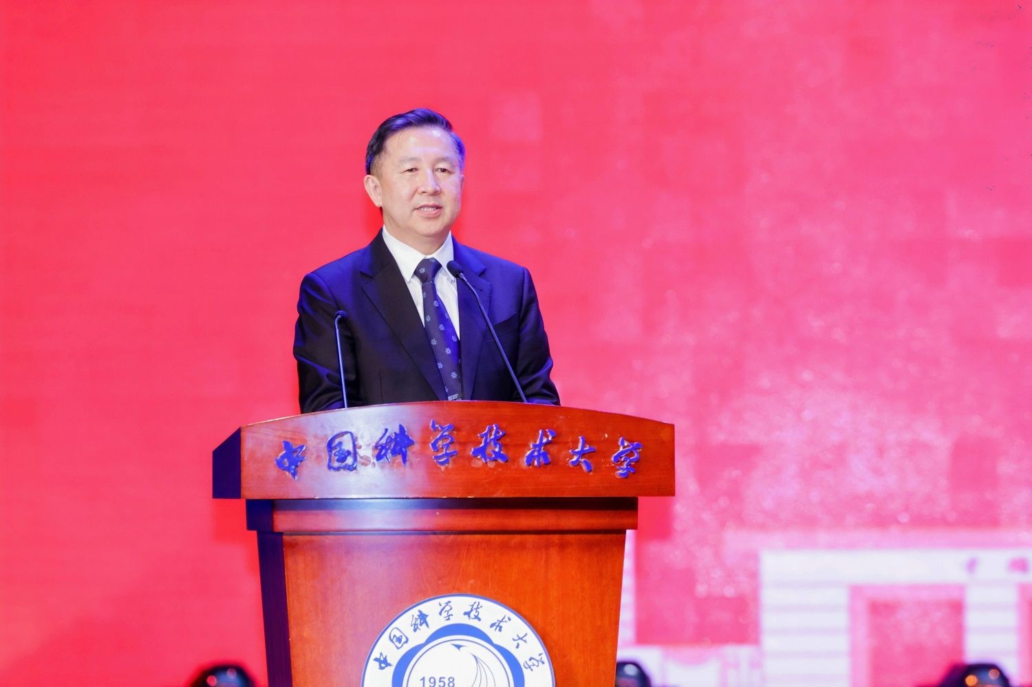 “管贤乐章”——管理学院举行2024届毕业典礼暨文艺汇演(图8) “管贤乐章”——管理学院举行2024届毕业典礼暨文艺汇演(图8)