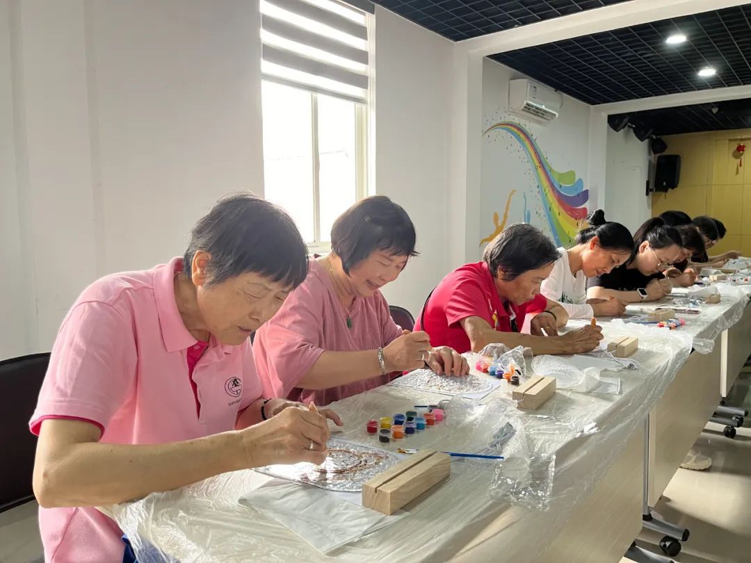 玻璃画灯亮起来!这是老百姓“屋里厢”的文化活动(图2) 玻璃画灯亮起来!这是老百姓“屋里厢”的文化活动(图2)