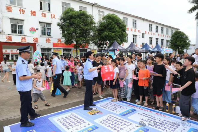 2024年“我们的中国梦——文化进万家”暨钦州公安服务基层文化暨反诈宣传活动走进钦北区大寺镇(图4) 2024年“我们的中国梦——文化进万家”暨钦州公安服务基层文化暨反诈宣传活动走进钦北区大寺镇(图4)