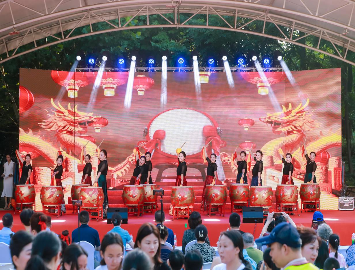 “我为党旗添光彩”—— 忆党史•看当代共同缔造幸福生活 关东街当代社区开展党建主题晚会暨2024年中国光谷社区文化节(图2) “我为党旗添光彩”—— 忆党史•看当代共同缔造幸福生活 关东街当代社区开展党建主题晚会暨2024年中国光谷社区文化节(图2)