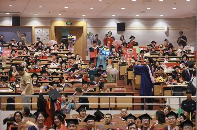 从新启程向心而行——中国艺术研究院举办2024年毕业典礼暨2024届博士、硕士学位授予仪式(图3) 从新启程向心而行——中国艺术研究院举办2024年毕业典礼暨2024届博士、硕士学位授予仪式(图3)