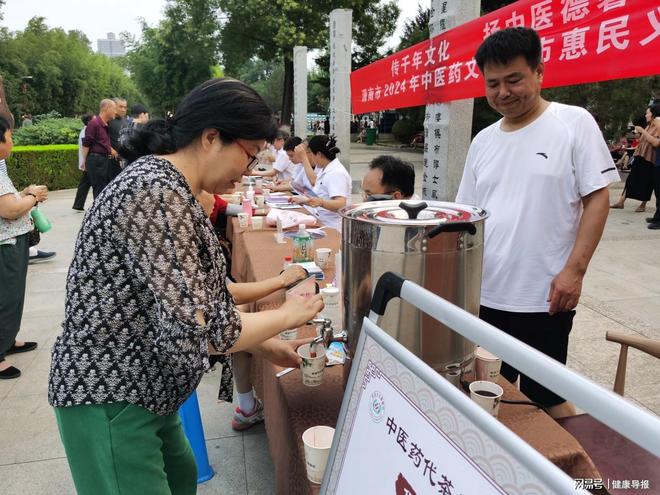 韩城市2024年中医药文化夜市义诊活动启动(图4) 韩城市2024年中医药文化夜市义诊活动启动(图4)