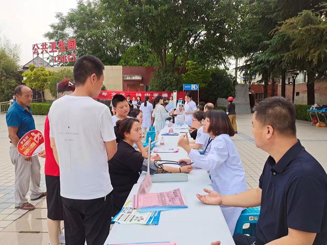 华州区开展2024年“中医药文化夜市”惠民义诊活动(图2) 华州区开展2024年“中医药文化夜市”惠民义诊活动(图2)
