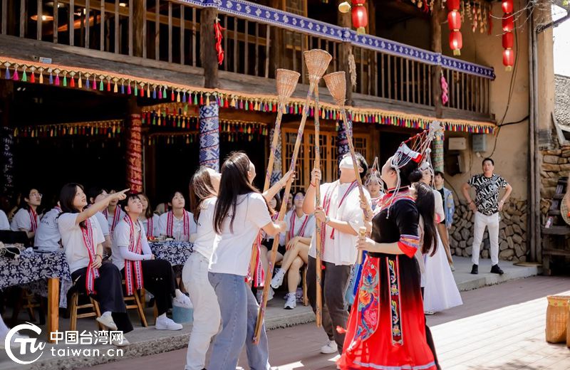 海峡两岸青年共聚畲乡探寻畲医畲药文化瑰宝——2024年海峡两岸青年中医药文化交流团走进景宁(图2) 海峡两岸青年共聚畲乡探寻畲医畲药文化瑰宝——2024年海峡两岸青年中医药文化交流团走进景宁(图2)