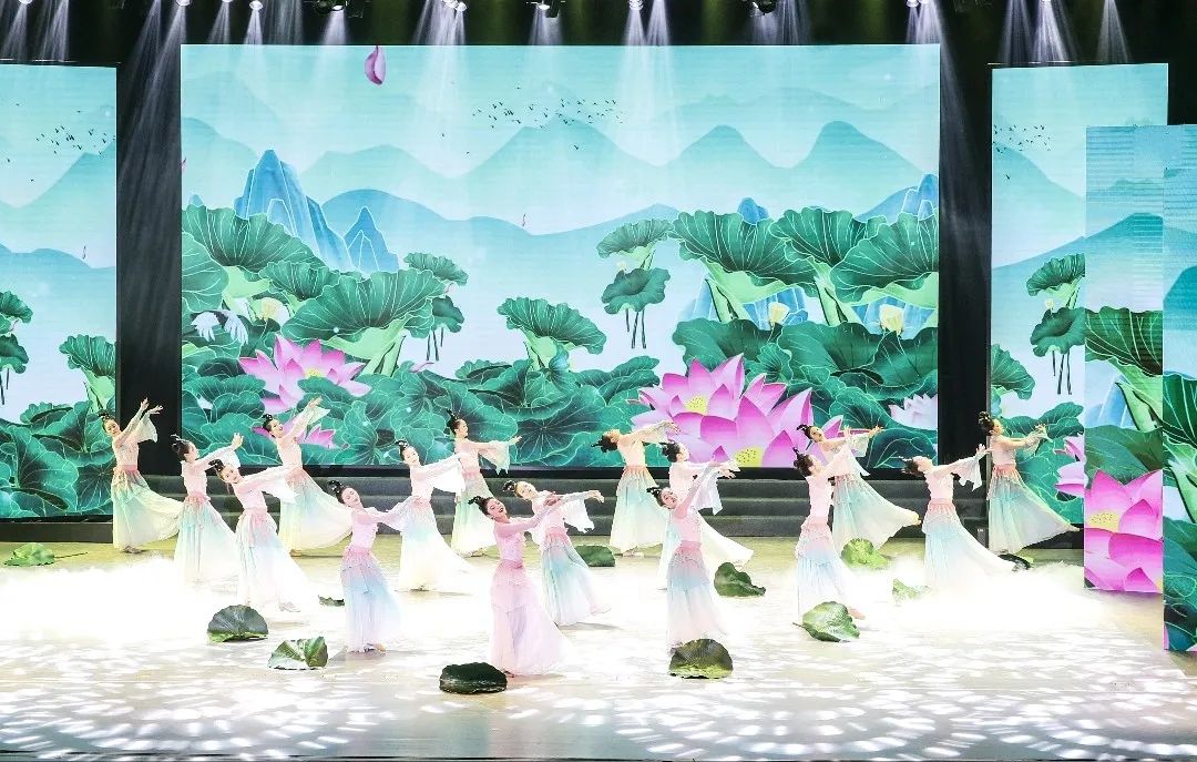 四川省广元市举行庆祝第七个“中国医师节”文艺晚会(图2) 四川省广元市举行庆祝第七个“中国医师节”文艺晚会(图2)