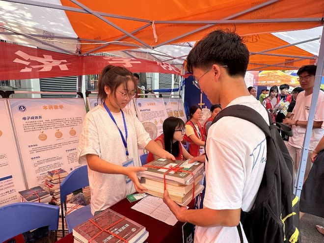 经济学院自强社2024年“旧书圆新梦”活动圆满完成(图2) 经济学院自强社2024年“旧书圆新梦”活动圆满完成(图2)