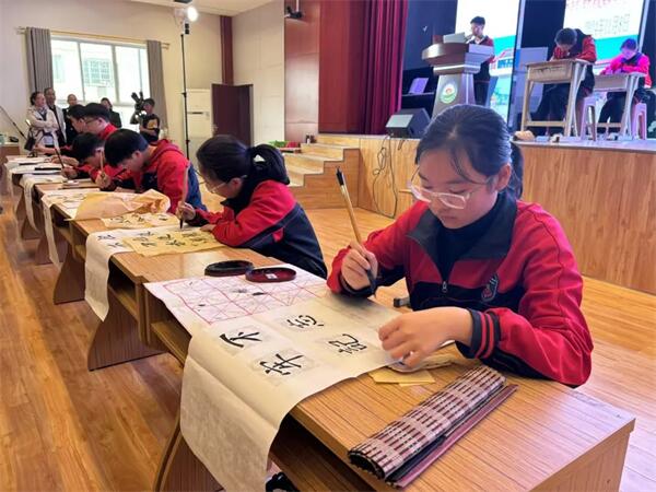 黔南州2024年中华经典诵写讲专项活动在举行(图2) 黔南州2024年中华经典诵写讲专项活动在举行(图2)