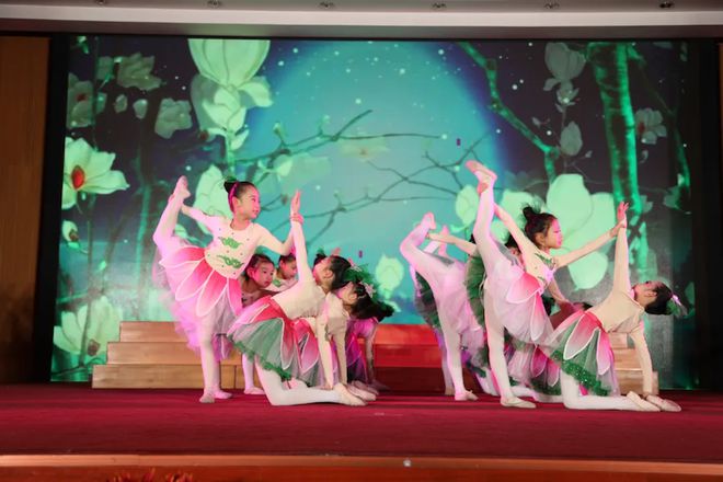 陈经纶中学崇实分校举行2024年百名标兵表彰暨学生风采展示活动(图2) 陈经纶中学崇实分校举行2024年百名标兵表彰暨学生风采展示活动(图2)