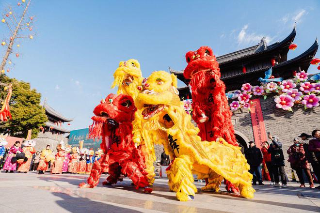新春走基层江南新春首个庙会有了“世界味” 2025泰伯庙会暨吴文化发展传承惠民活动举行(图2) 新春走基层江南新春首个庙会有了“世界味” 2025泰伯庙会暨吴文化发展传承惠民活动举行(图2)