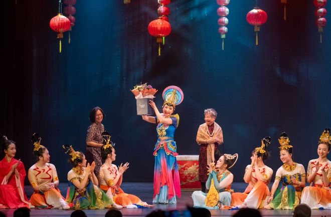 英国伟福市蛇年中国新春汇演举行(图3)