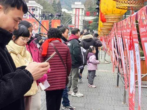 中国年里的“安顺味”——我市2025年春节期间系列文化活动回眸(图2) 中国年里的“安顺味”——我市2025年春节期间系列文化活动回眸(图2)