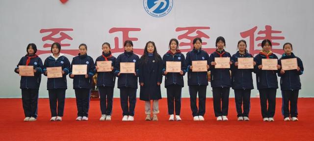 西安市五环中学点赞周一的升旗仪式上这一荣誉!(图4) 西安市五环中学点赞周一的升旗仪式上这一荣誉!(图4)
